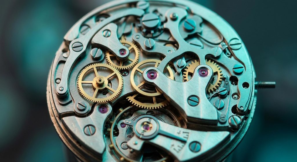 Rouages d'horlogerie illustrant le timing parfait pour relancer ses clients